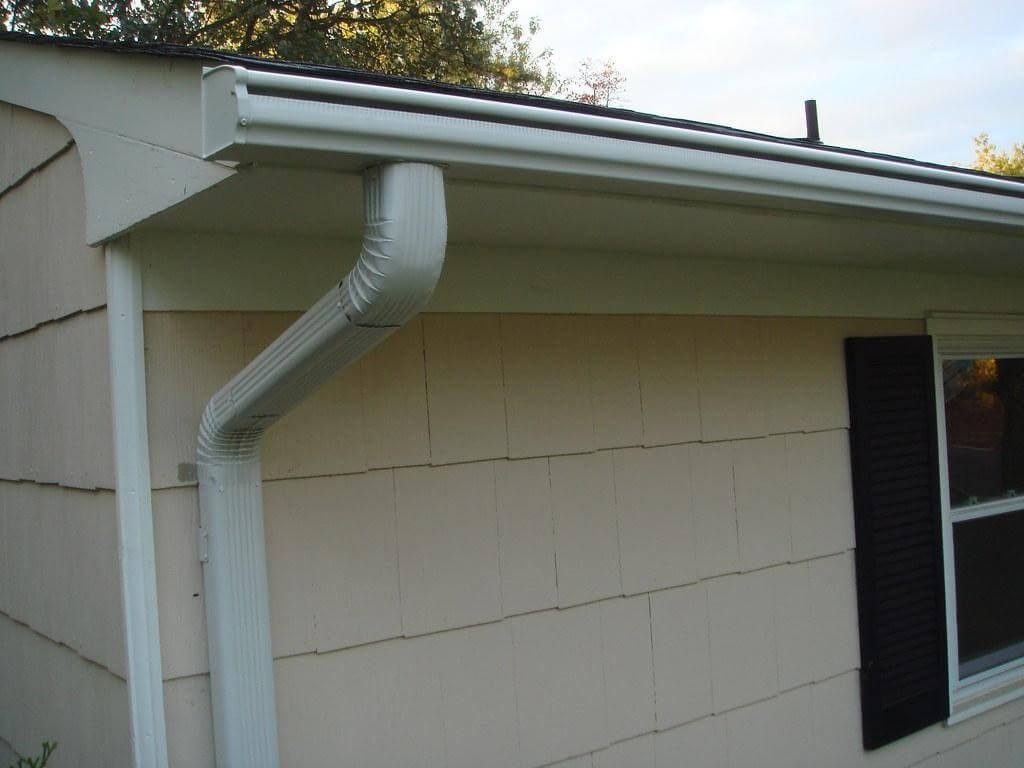 What accessories and tools do you need to clean your gutters