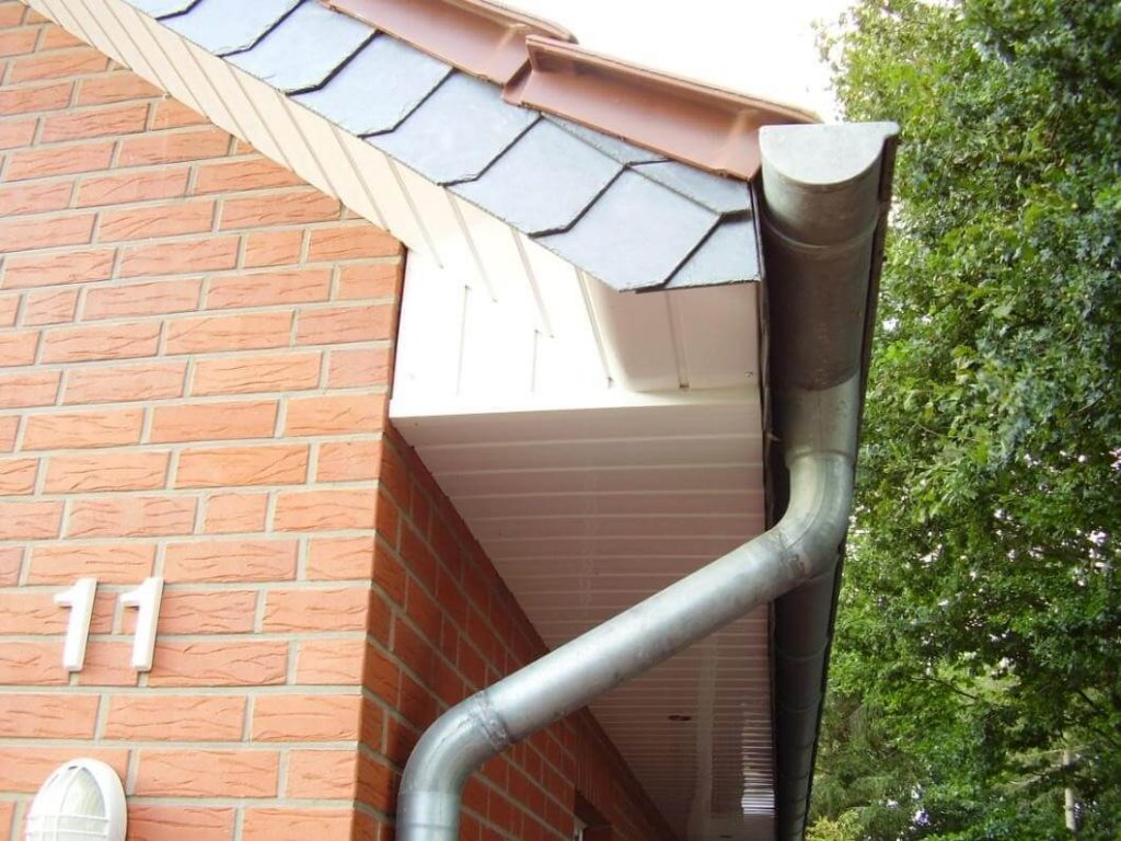 What accessories and tools do you need to clean your gutters