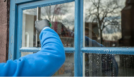 Why is newspaper good for cleaning windows?