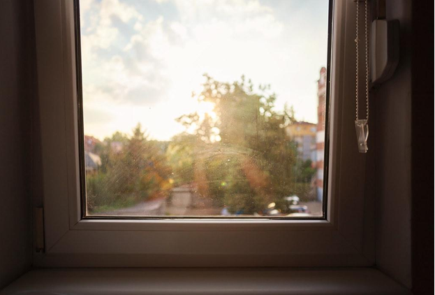 How to remove oil marks from a glass window? 